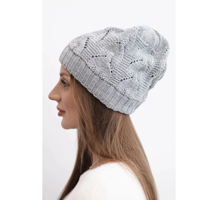 Dámská zimní pletená čepice s vzorem šedá model 21817805 - K-Fashion Dámská zimní pletená čepice s vzorem šedá model 21817805 - K-Fashion