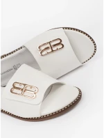 Klasické bílé nazouváky dámské na plochém podpatku Klasické bílé nazouváky dámské na plochém podpatku