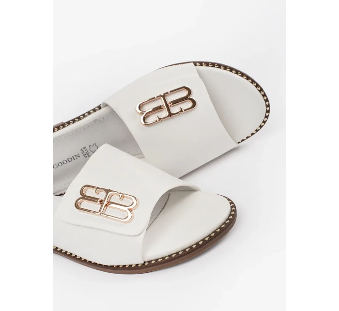 Klasické bílé nazouváky dámské na plochém podpatku Klasické bílé nazouváky dámské na plochém podpatku