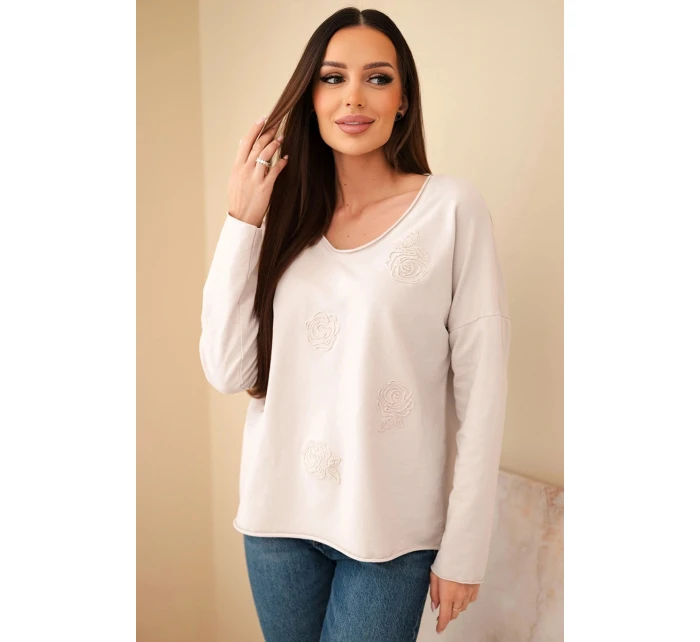 Dámska bavlnená blúzka s vyšívanými kvetmi a výstrihom do V béžová