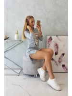 Šaty s dlhším chrbtom a farebnou potlačou šedej farby Šaty s dlhším chrbtom a farebnou potlačou šedej farby