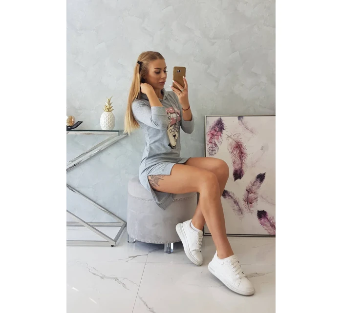 Šaty s dlhším chrbtom a farebnou potlačou šedej farby Šaty s dlhším chrbtom a farebnou potlačou šedej farby