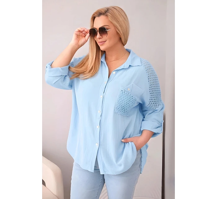 Dámske bavlnené tričko s golierom a čipkovou vložkou v modrej farbe