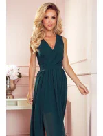 Dlouhé dámské šaty v lahvově zelené barvě s výstřihem a zavazováním model 16975447 - numoco Dlouhé dámské šaty v lahvově zelené barvě s výstřihem a zavazováním model 16975447 - numoco