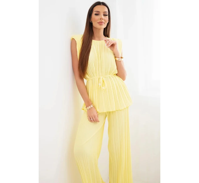 Dámska plisovaná súprava z viskózy s viazanou blúzkou a širokými nohavicami žltá