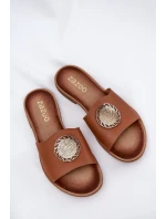 model 21686332 Kožené Pantofle Na Plochém Podpatku S Dekorací Camel - Zazoo