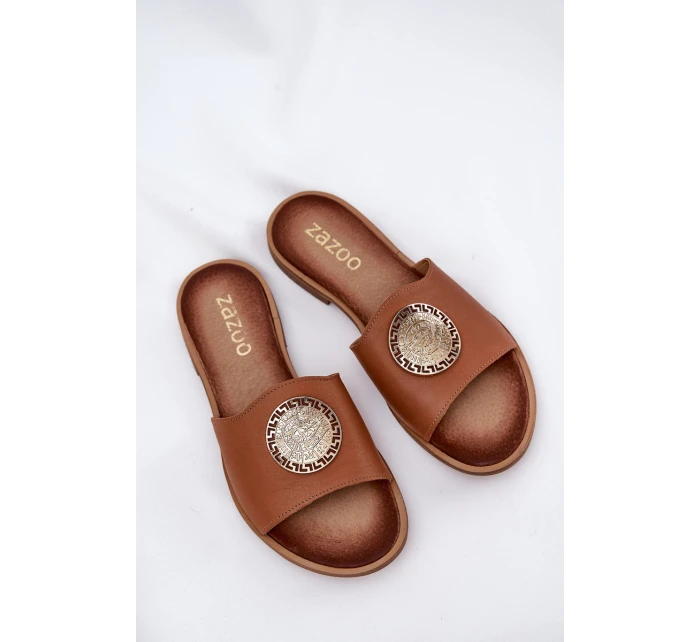 model 21686332 Kožené Pantofle Na Plochém Podpatku S Dekorací Camel - Zazoo