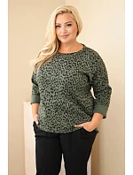 Dámska blúzka vo veľkosti Plus Size s leopardím vzorom a predĺženým zadným dielom v khaki farbe