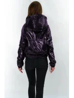 Tmavo modrá lesklá prešívaná dámska bunda s kapucňou (B9560)