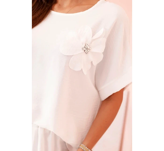 Dámsky viskózový komplet s ozdobným kvetom a širokými nohavicami - fuchsiovo biely