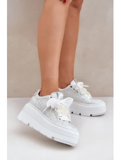 Kožené sneakersy na platformě model 21683567 stříbrné - CheBello