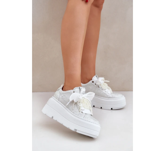 Kožené sneakersy na platformě model 21683567 stříbrné - CheBello