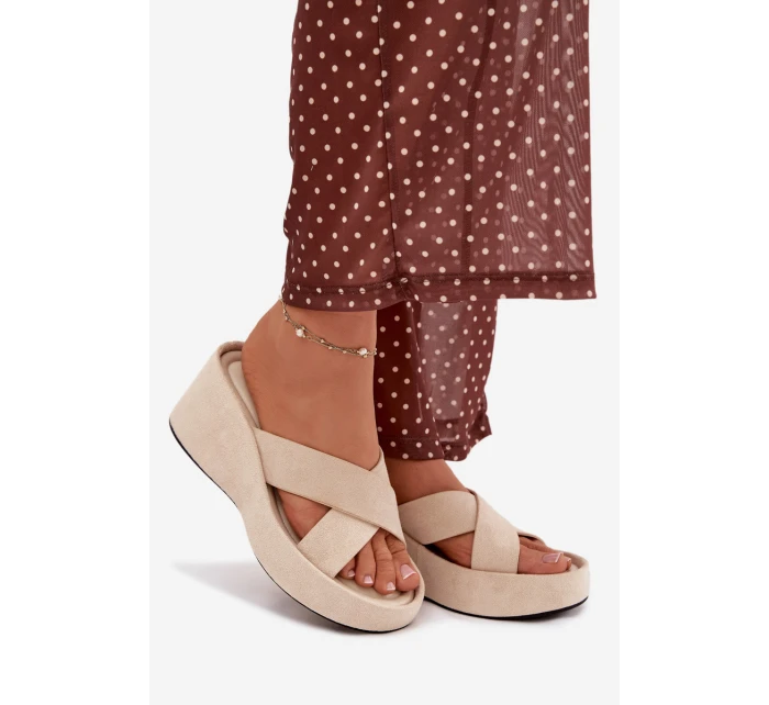 Dámské pantofle na platformě z eko semiše béžové Calorine Dámské pantofle na platformě z eko semiše béžové Calorine