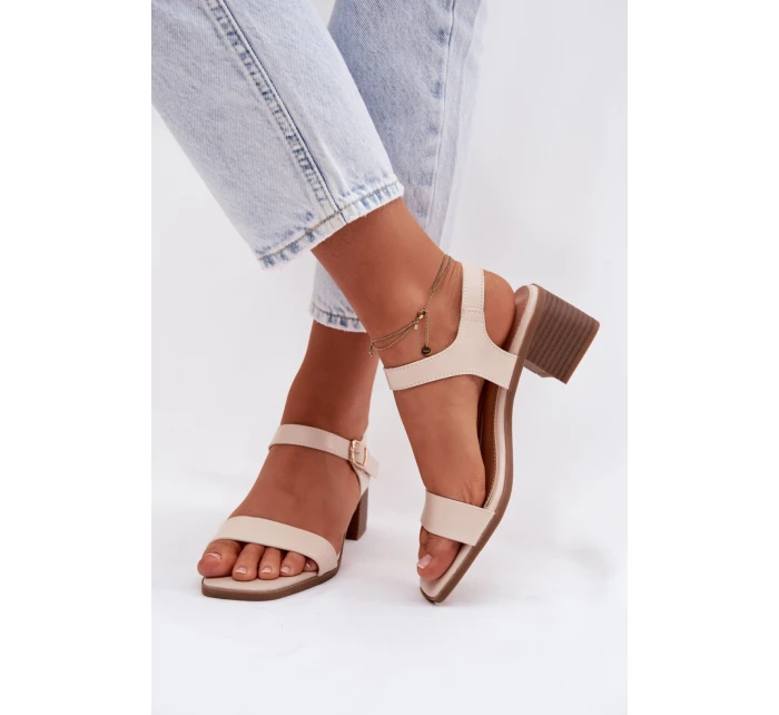 Sandále na podpätku model 225112 Vykročte štýlovo