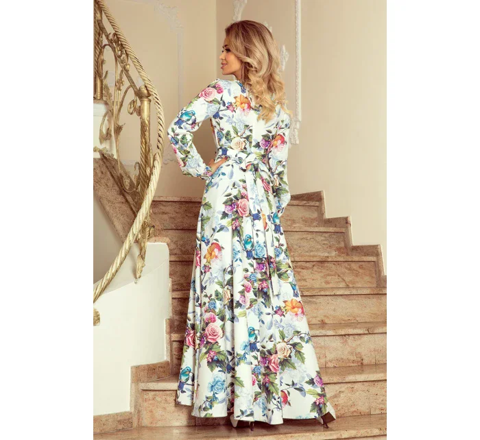 Dámske maxi šaty s volánikom, výstrihom a so vzorom farebných ruží a svetle modrých vtáčikov model 7404387 Dámske maxi šaty s volánikom, výstrihom a so vzorom farebných ruží a svetle modrých vtáčikov model 7404387