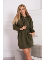 Dámske šaty s kapucňou 68470 Khaki zelená - K-Fashion Dámske šaty s kapucňou 68470 Khaki zelená - K-Fashion