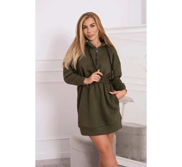 Dámske šaty s kapucňou 68470 Khaki zelená - K-Fashion Dámske šaty s kapucňou 68470 Khaki zelená - K-Fashion