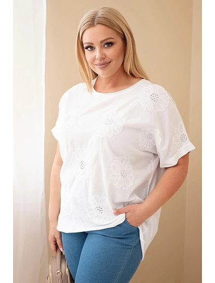 Dámská bavlněná halenka Plus Size s model 22212490 květinami bílá - K-Fashion Dámská bavlněná halenka Plus Size s model 22212490 květinami bílá - K-Fashion