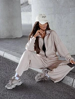 Dámska súprava nohavíc s golierom a blúzkou v béžovej farbe (821109)