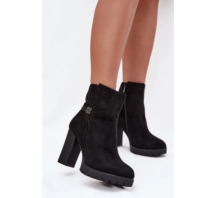 Ocieplane Botki Damskie Na Słupku Z Ozdobnym Paskiem Czarne Zayna Ocieplane Botki Damskie Na Słupku Z Ozdobnym Paskiem Czarne Zayna