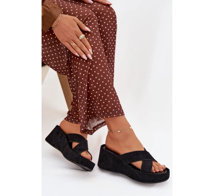 Dámské pantofle na platformě z eko semiše černé Calorine