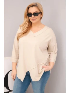 Dámska bavlnená blúzka v nadmernej veľkosti s hlbokým výstrihom do V a asymetrickým lemom béžová