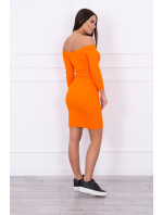Pruhované vypasované šaty v oranžovej farbe