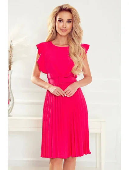 Dámské plisované šaty v malinové barvě s opaskem model 17996554 - numoco Dámské plisované šaty v malinové barvě s opaskem model 17996554 - numoco