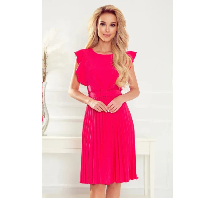 Dámské plisované šaty v malinové barvě s opaskem model 17996554 - numoco Dámské plisované šaty v malinové barvě s opaskem model 17996554 - numoco