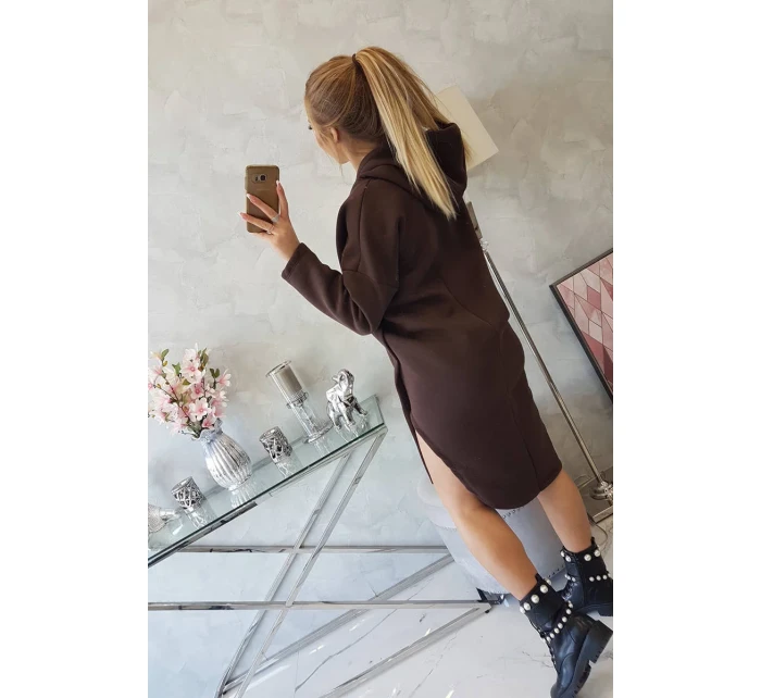 Šaty s kapucí a bočním rozparkem hnědé Šaty s kapucí a bočním rozparkem hnědé