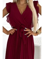 Plisované dámské šaty v vínové barvě s výstřihem a páskem model 21819820 - numoco basic Plisované dámské šaty v vínové barvě s výstřihem a páskem model 21819820 - numoco basic