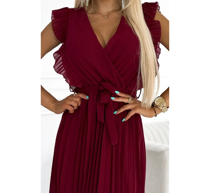 Plisované dámské šaty v vínové barvě s výstřihem a páskem model 21819820 - numoco basic Plisované dámské šaty v vínové barvě s výstřihem a páskem model 21819820 - numoco basic