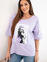 Dámska bavlnená blúzka oversize s krátkymi rukávmi a módnou potlačou svetlo fialovej farby
