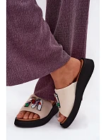 Kožené semišové dámské pantofle s ozdobou na platformě Vinceza 66942 béžové