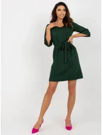 Dámské šaty LK SK model 19361525 tmavě zelená - Lakerta Dámské šaty LK SK model 19361525 tmavě zelená - Lakerta