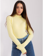 Svetložltý dámsky sveter s rolákom