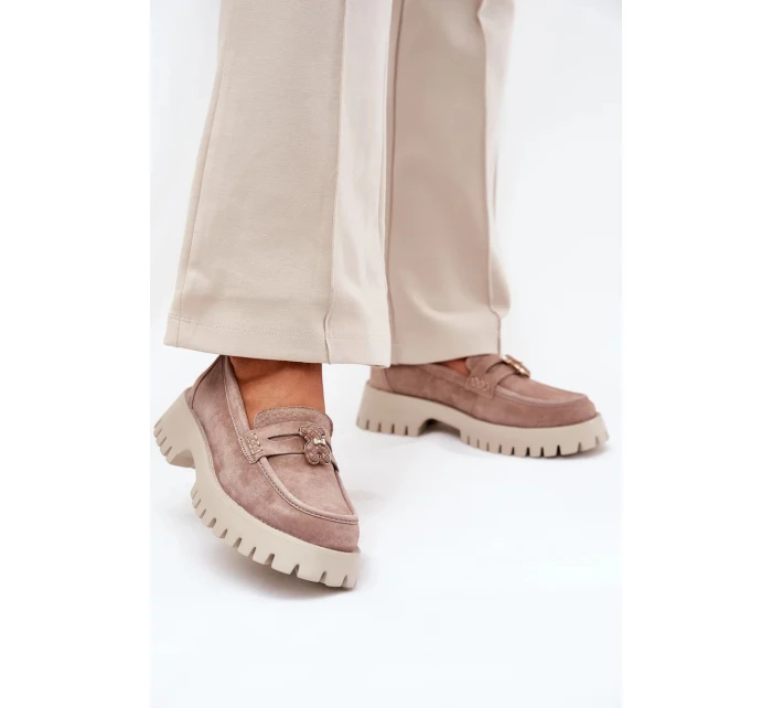 Dámske semišové mokasíny s ozdobným špendlíkom "Miś" Vinceza - béžové Dámske semišové mokasíny s ozdobným špendlíkom "Miś" Vinceza - béžové