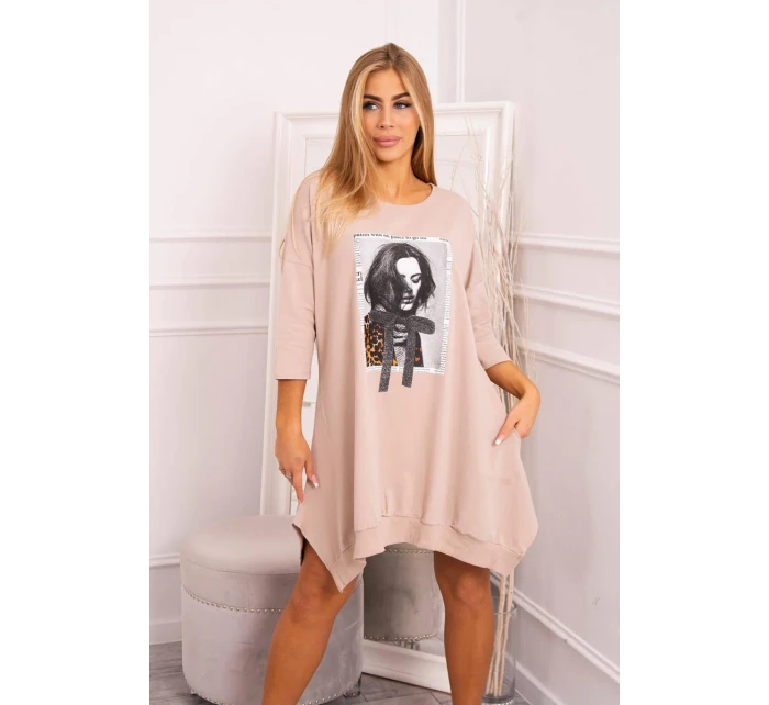 Šaty s potlačou a rozšírenou spodnou časťou béžovej Šaty s potlačou a rozšírenou spodnou časťou béžovej