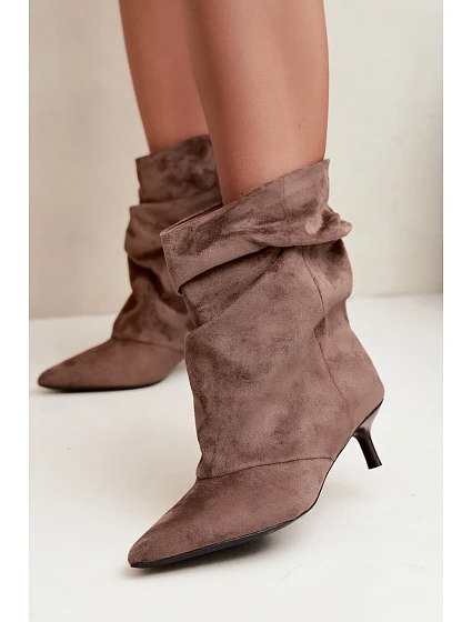 Členkové topánky typu Slouchy na podpätku, farba khaki, značka Farren Členkové topánky typu Slouchy na podpätku, farba khaki, značka Farren