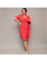 Dámske skladané obálkové šaty v koralovej farbe s dĺžkou po kolená (743)