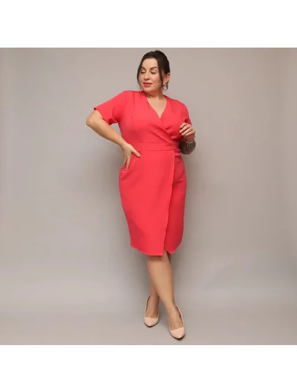 Dámske skladané obálkové šaty v koralovej farbe s dĺžkou po kolená (743)