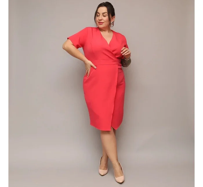 Dámske skladané obálkové šaty v koralovej farbe s dĺžkou po kolená (743)