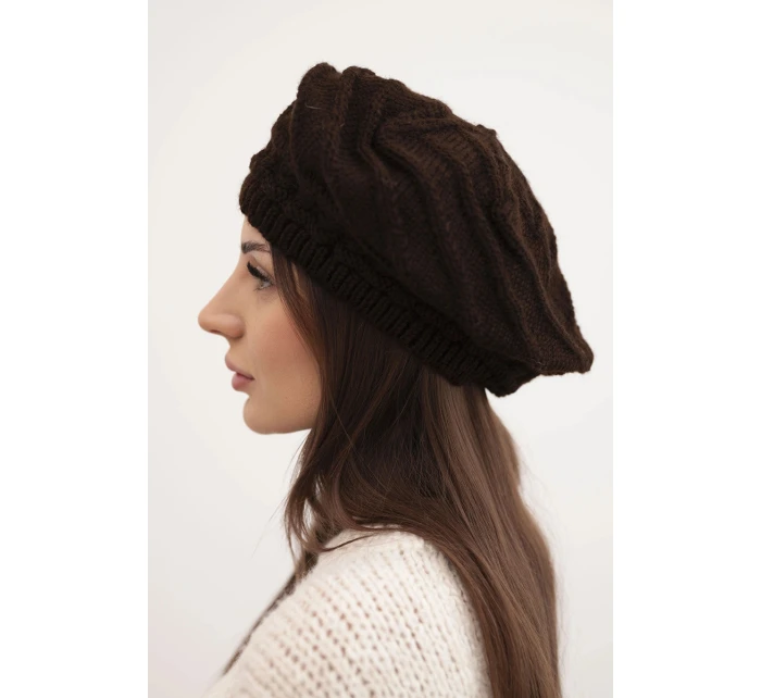 Dámská zimní pletená čepice volného střihu s ozdobným vzorem model 21878079 hnědá - K-Fashion