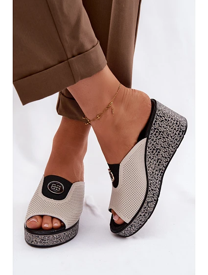 Kožené sandály na platformě s ozdobou model 22100363 Béžové - S.Barski