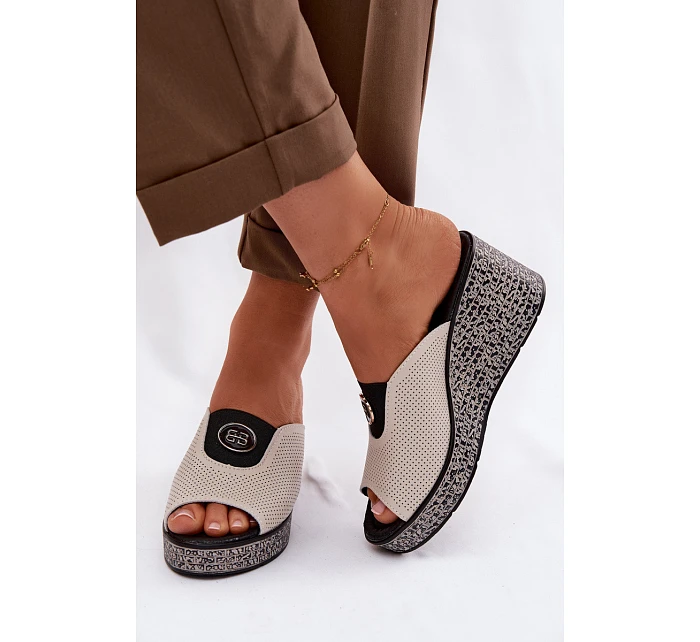 Kožené sandály na platformě s ozdobou model 22100363 Béžové - S.Barski