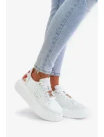 Dámske kožené tenisky na platforme s brošňou a ozdobným kvetom White Dámske kožené tenisky na platforme s brošňou a ozdobným kvetom White