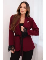 Dámský sako s páskem a krajkovým model 21774839 rukávů bordová - K-Fashion