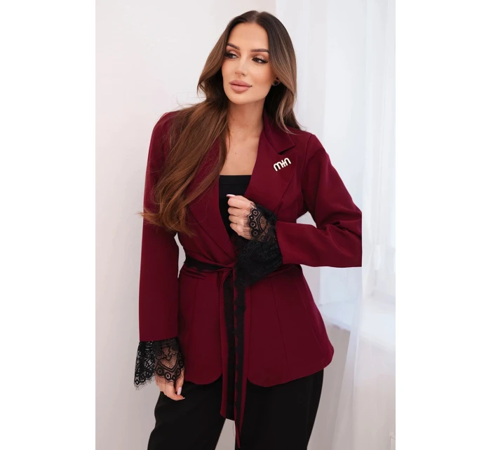 Dámský sako s páskem a krajkovým model 21774839 rukávů bordová - K-Fashion