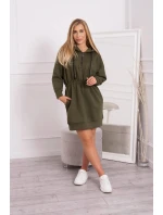 Dámske šaty s kapucňou 68470 Khaki zelená - K-Fashion Dámske šaty s kapucňou 68470 Khaki zelená - K-Fashion