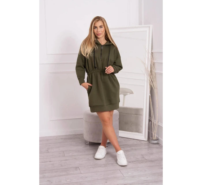 Dámske šaty s kapucňou 68470 Khaki zelená - K-Fashion Dámske šaty s kapucňou 68470 Khaki zelená - K-Fashion